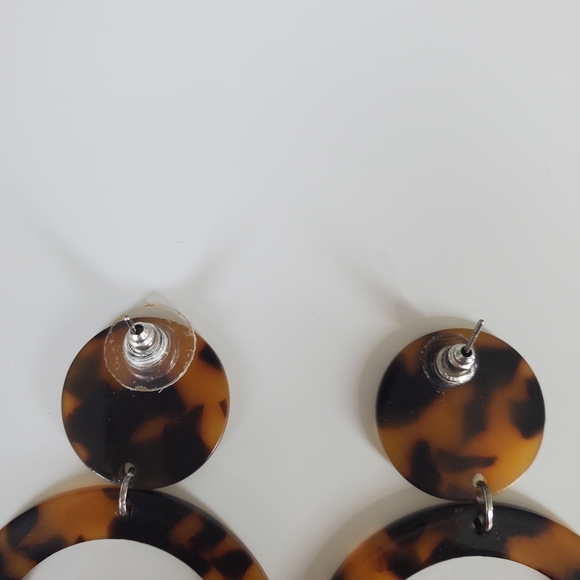 Animal print resin tortoise hoop earrings - Picture 4 of 6